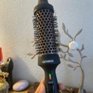 Amika Blowout Babe Thermal Brush GENTLY USED